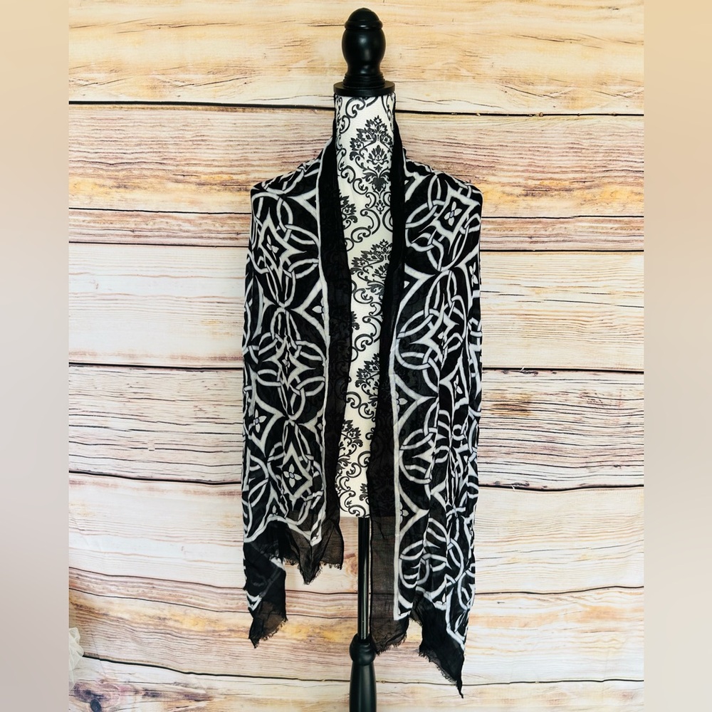 Vera Bradley Black & White Geometric Print Concerto Soft Fringe Rayon Scarf NWOT